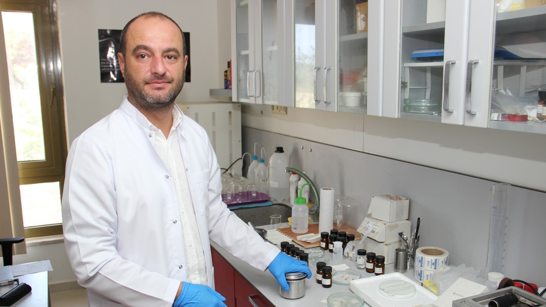 Mühendislik Fakültesi Öğretim Elemanımız Dr. Öğr. Üyesi Umut Önen, TÜBİTAK Destekli Projesiyle Savunma Sanayii ve Uzay Uygulamaları İçin Cam-Seramik Malzemeler Geliştirecek